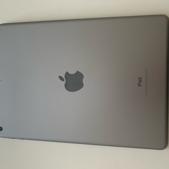 Apple iPad 6th generation, 32 gig, Wi-Fi only, Unlocked - Picture 5 of 5